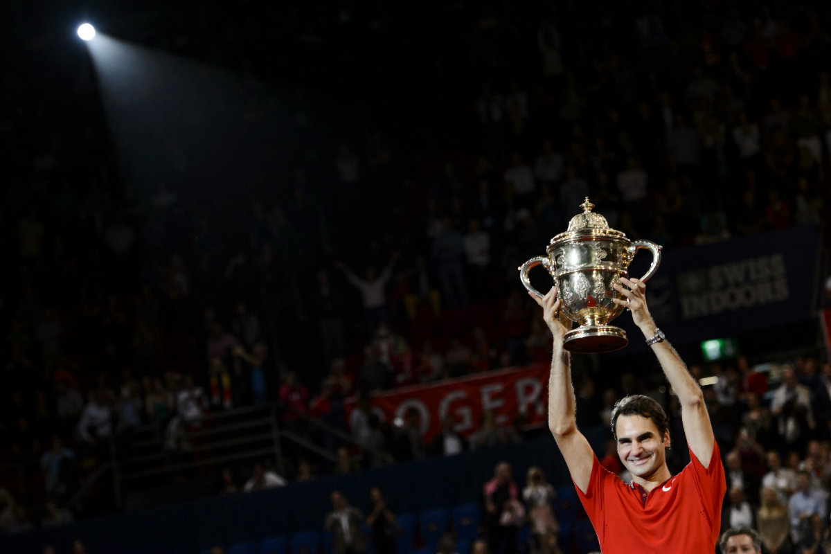 Federer alzando su sexto ATP de Basilea 