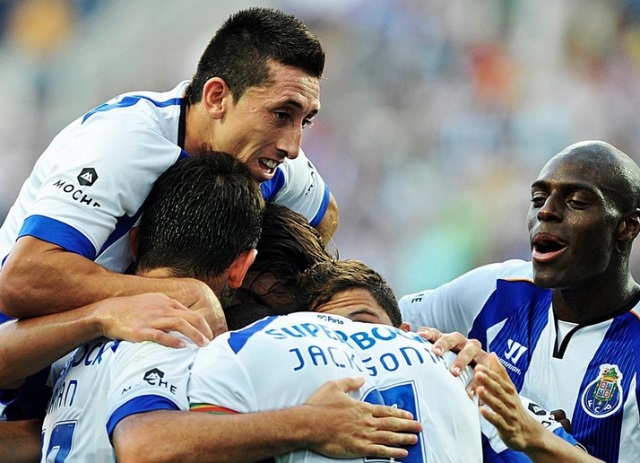 Héctor Herrera celebra con sus compañeros el triunfo del Porto