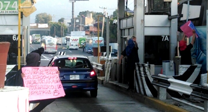 Los encapuchados permiten el libre paso de los automovilistas.