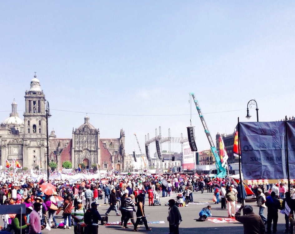 Los simpatizantes de AMLO se reúnen en la plancha del Zócalo.