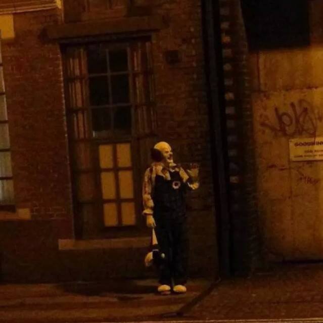 En Montpellier , un peatón de 35 años recibió 30 golpes con una barra de hierro en la madrugada del domingo por un hombre caracterizado de payaso.