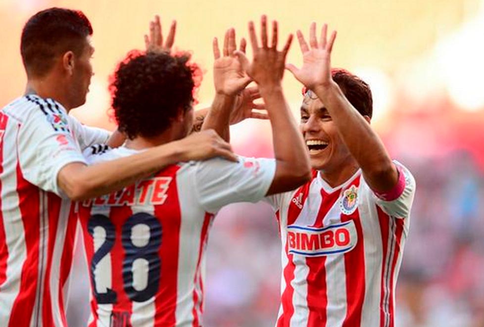 Omar Bravo anotó dos goles para Chivas. 