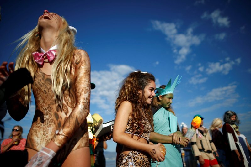 Participantes de la competencia 'Halloween surf' en Santa Mónica