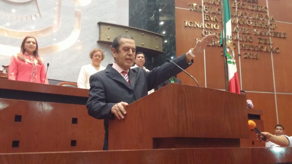 Toma protesta Rogelio Ortega como gobernador interino de Guerrero.