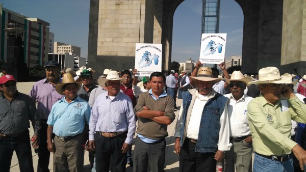 Alrededor de 400 campesinos de la Federación de Productores de Maíz se manifiestan en la explanada del Monumento a la Revolución.