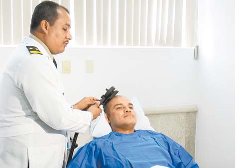 Juan Rogelio Ríos, jefe de psiquiatría del Hospital Militar, atiende a un paciente.