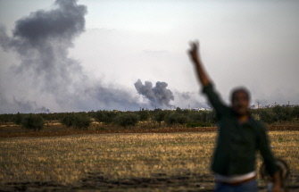 Un kurdo celebra un bombardeo cerca de la frontera siria en el pueblo turco de Yumurtalik