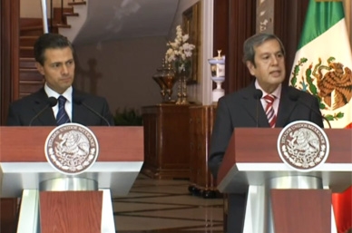 El presidente, Enrique Peña, y el mandatario de Guerrero, Rogelio Ortega.