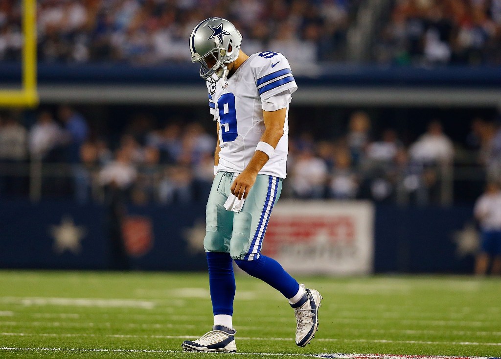 Tony Romo salió con un golpe en la rodilla al tercer cuarto del duelo ante Washington 
