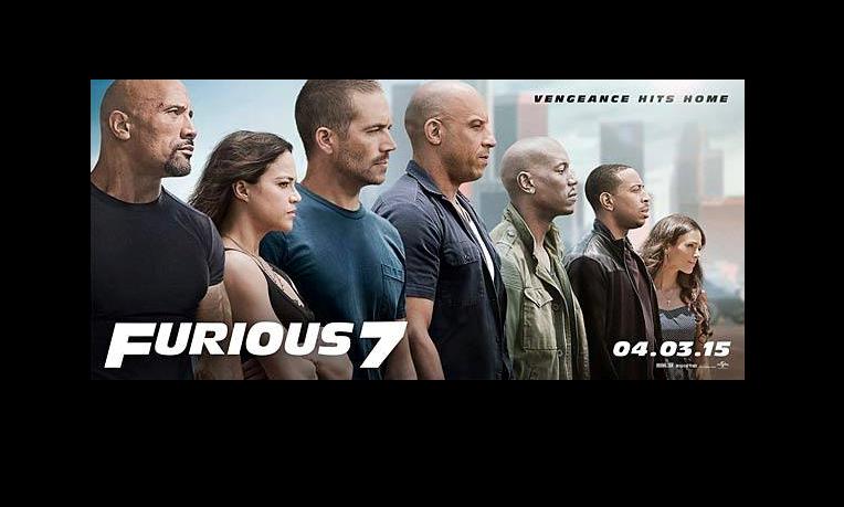Vin Diesel, 'The Rock' y Paul Walker encabezan el póster. 