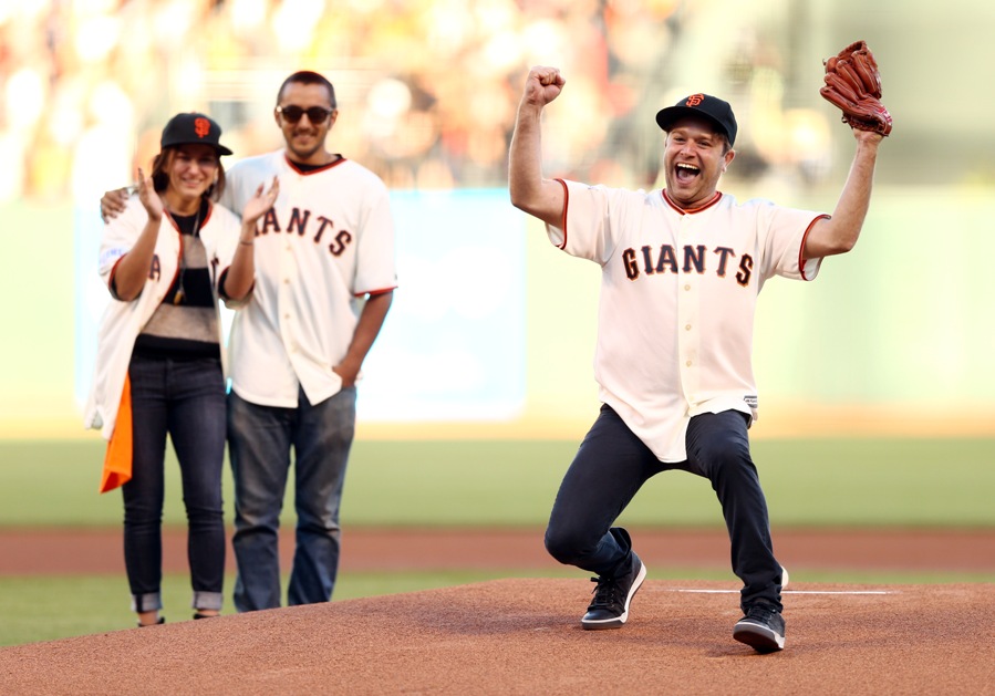 Zak, hijo mayor de Robin Williams, hizo el primer lanzamiento a Billy Crystal para dar inicio al juego.