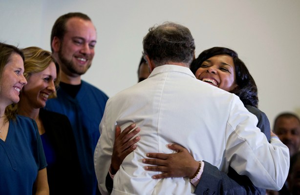 Amber Vinson, una enfermera que fue infectada con ébola por un paciente moribundo en Dallas, está libre del virus.