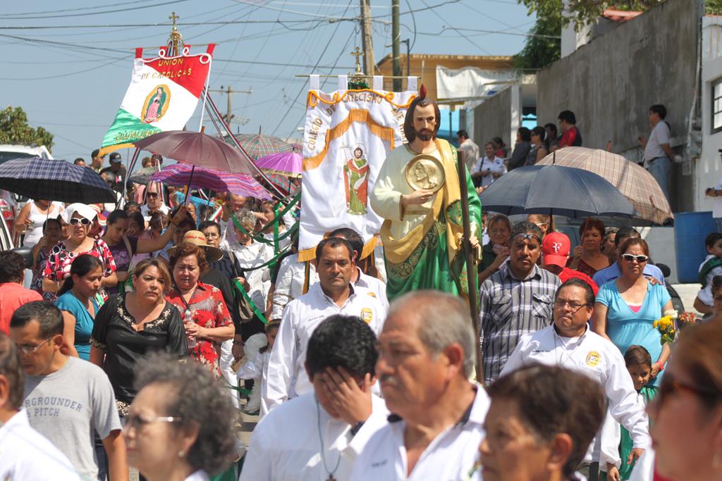 Más de 300 creyentes se unieron a la procesión que se realizó como parte de los festejos de San Judas Tadeo.