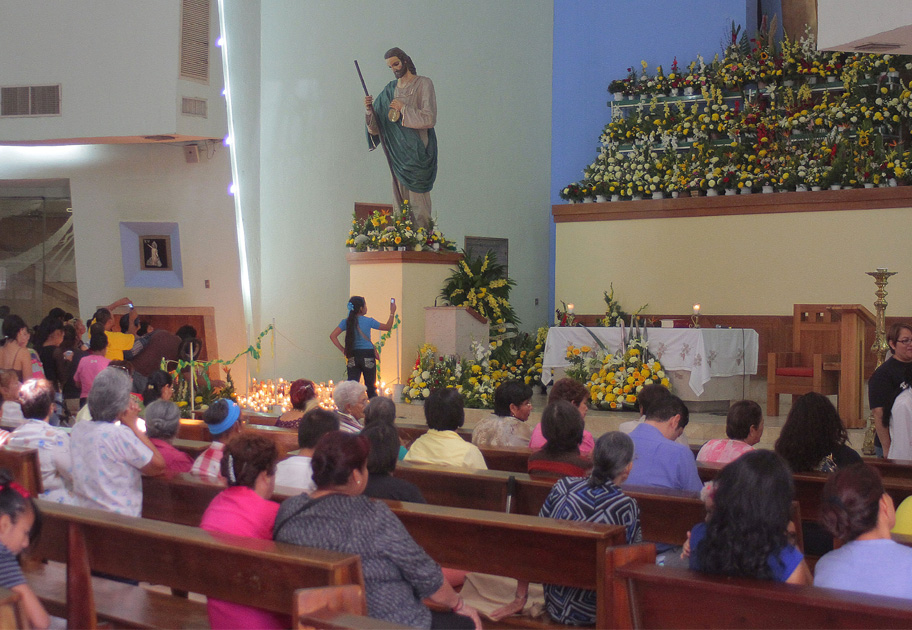 Durante este día los devotos acuden para colocar veladoras. 