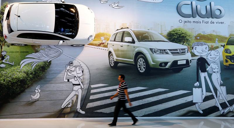 Un joven pasea la exposición de Motor Show en Sao Paulo 