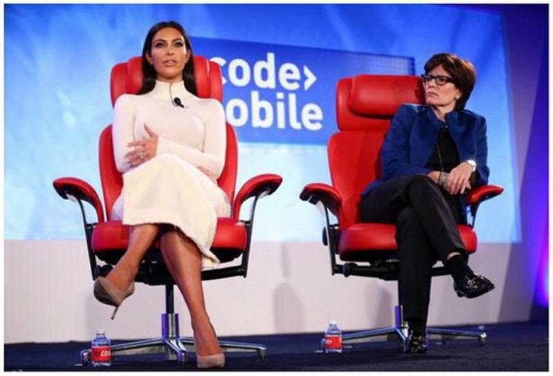 Kim Kardashian y la co-editora de Re/code, Kara Swisher, durante el primer día de conferencias de Code Mobile.