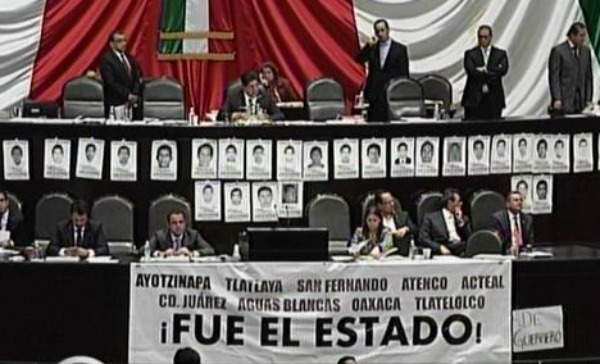 Tres legisladores encabezados por la diputada Luisa María Alcalde colocaron sobre la tribuna de la Cámara de Diputados una manta con la leyenda "¡Fue 