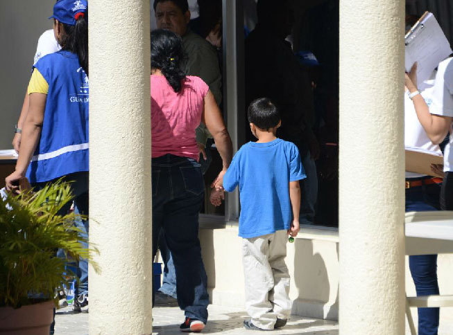 Una madre hondureña con su hijo, a su llegada a Tegucigalpa tras ser deportados de Estados Unidos