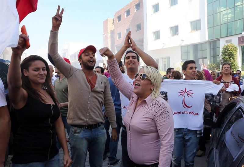 Simpatizantes de Beji Caid Essebsi, líder del movimiento laico tunecino Nida Tunis, celebran los primeros resultados en Túnez 