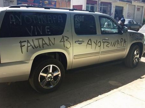 El alcalde Javier Villacaña Jiménez permitió que profesores pintaran algunas consignas en la camioneta en la que se transporta.