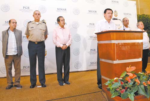 Anuncian Osorio Chong y Ortega la intervención federal en 17 municipios del estado.