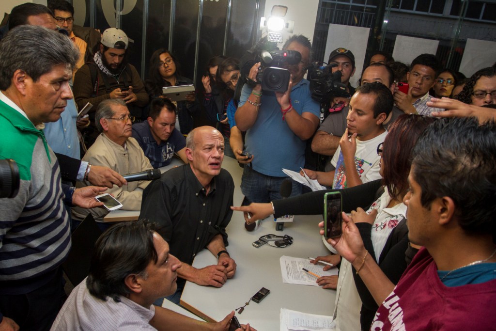 Luego de dialogar con Fernando Charnizo, director de la radiodifusora, se le permitió a una comisión de jóvenes ingresar y difundir su mensaje.