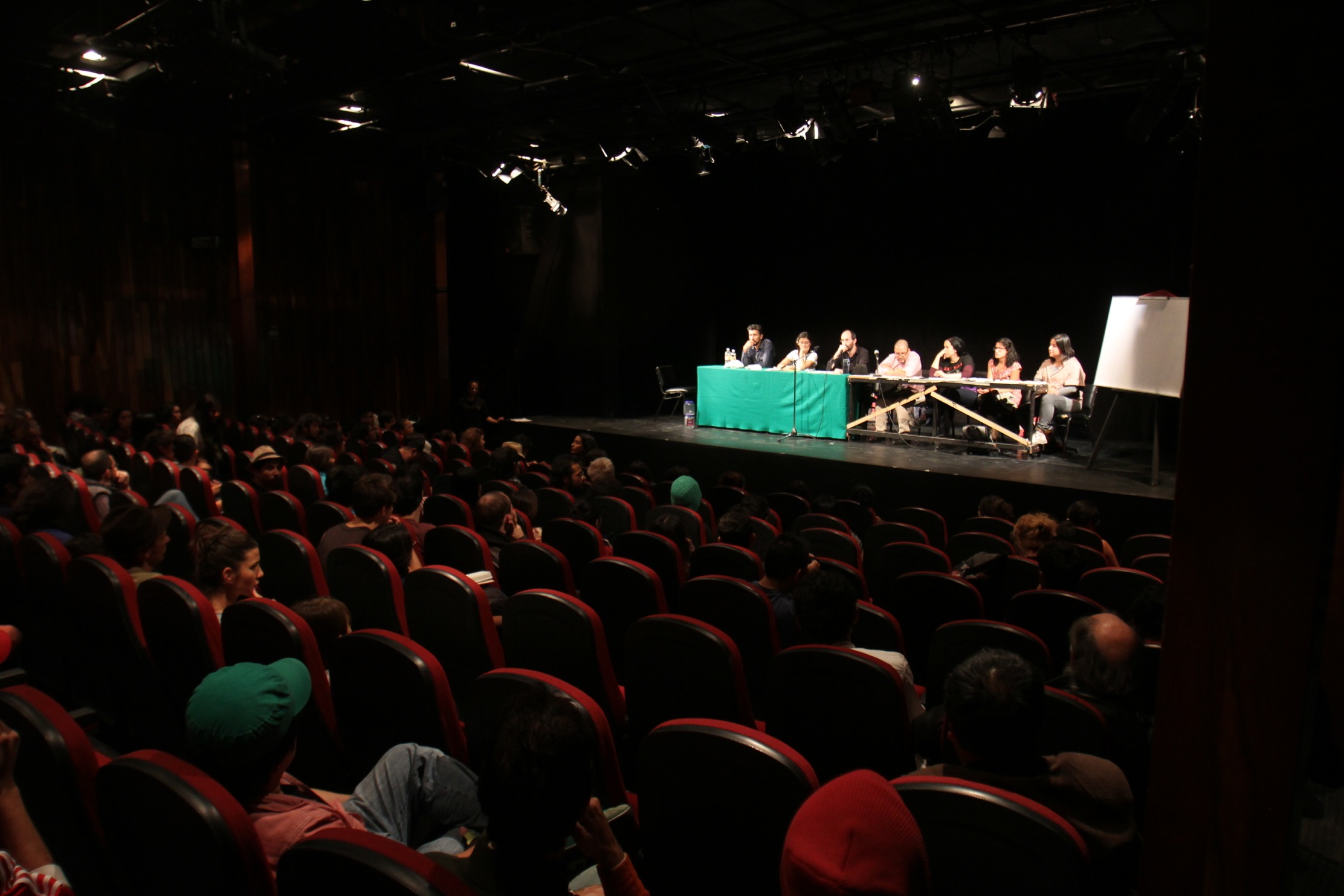 Dramaturgos como David Psalmon, Antonio Zúñiga y Luisa Pardo organizaron la reunión en el Teatro Orientación.