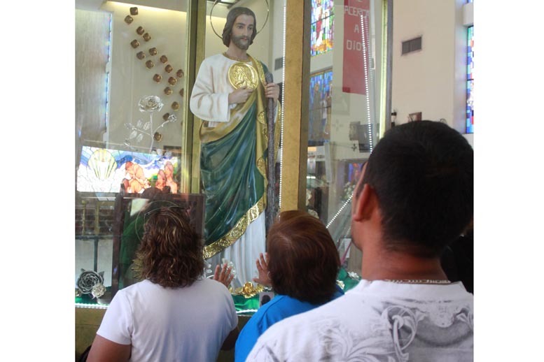 La gente formó largas filas. 