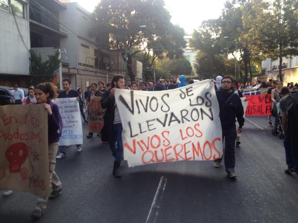 Los estudiantes marchan hacia Radio UNAM.