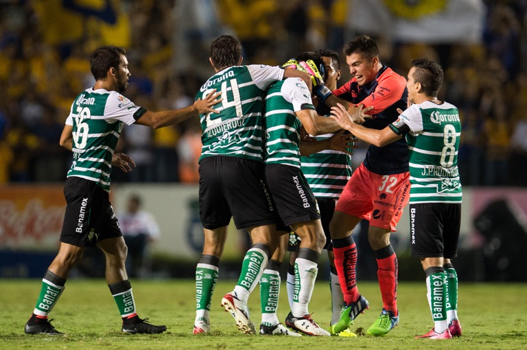 Oswaldo Alanís festeja con sus compañeros su anotación frente a Tigres