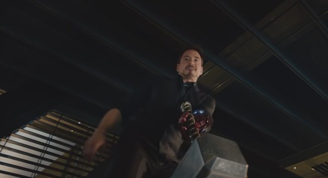 Tony Stark intenta levantar el martillo de Thor. 