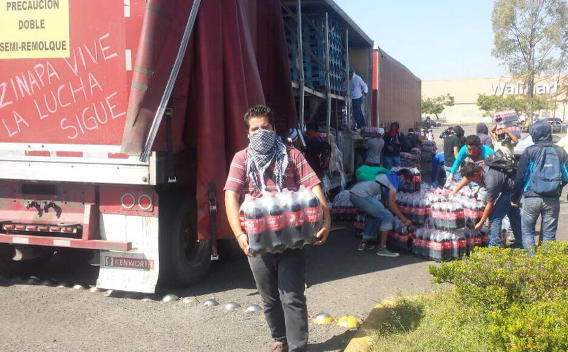 Un camión de Coca-Cola fue saqueado por los estudiantes.