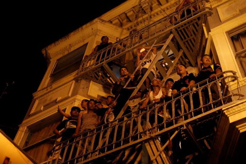Aficionados celebran en un balcón de San Francisco 