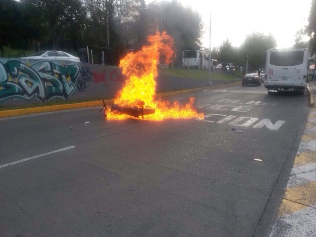Estudiantes incendieron un vehículo de la Policía Municipal de Naucalpan durante las protestas por normalistas.