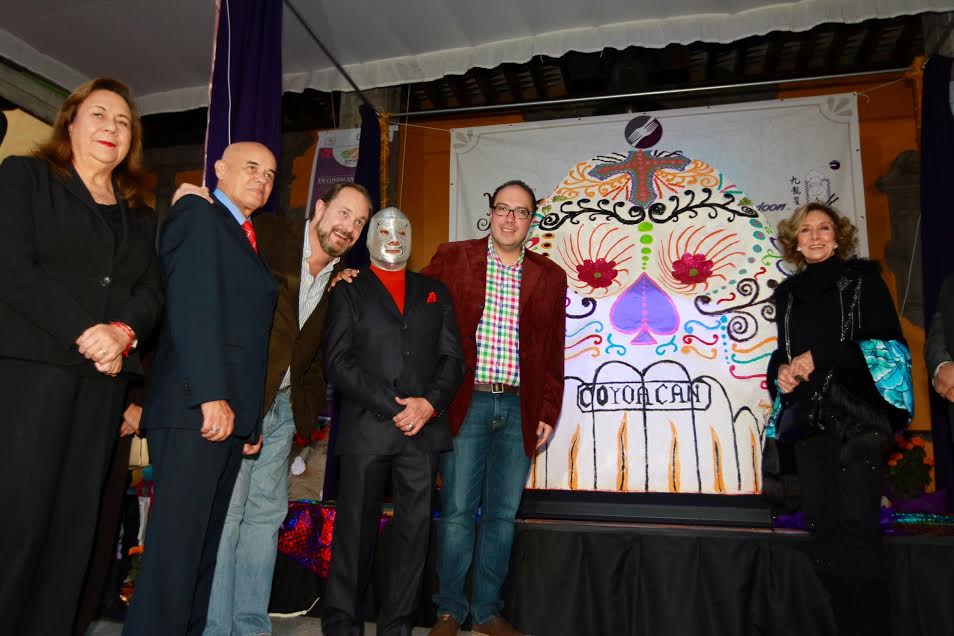En el inicio de la celebración por Día de Muertos en Coyoacán fue presentada una calavera de azúcar de 2.40 metros de altura.