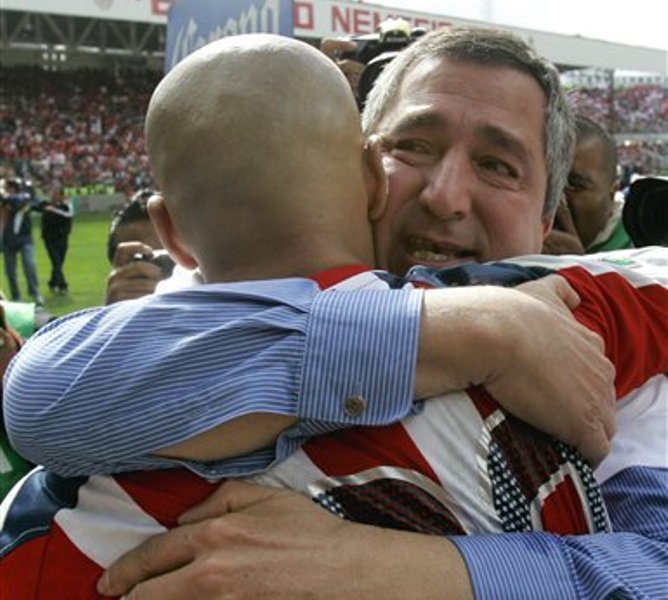 Jorge Vergara abraza a Adolfo Bautista 