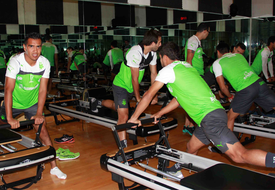 Algunos jugadores realizaron actividades regenerativas en un gimnasio aledaño al hotel de concentración. 