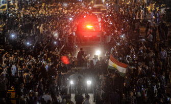 Kurdos reciben al convoy con los combatientes kurdos peshmerga en Viransehir, en la fronteriza provincia turca de Sanliurfa