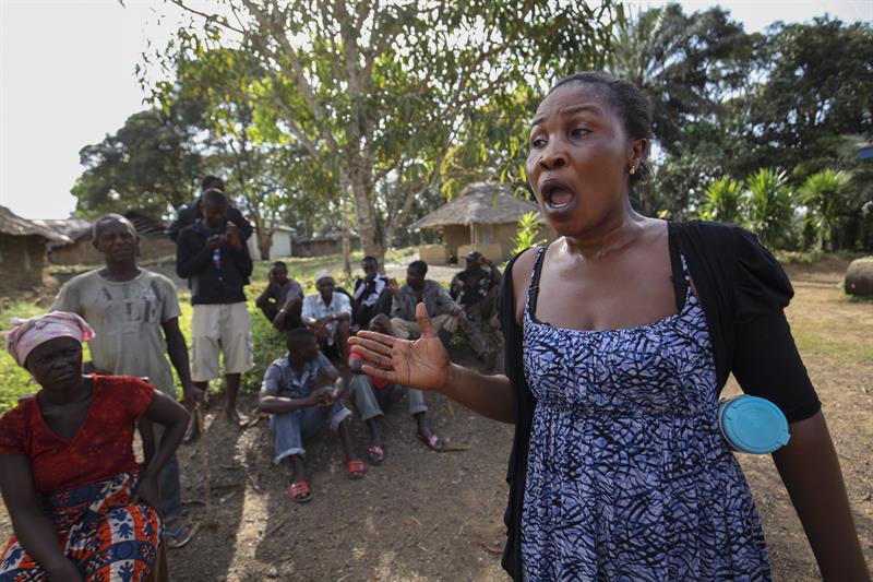 Una liberiana protesta al ser puesta en cuarentena hoy en la comunidad en cuarentena Jene Wondi,  en el distrito Tewor, de Liberia