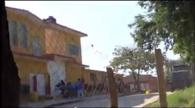 En el municipio de Cuajinicuilapa los niños del kínder participaban en un desfile por la fundación del Estado de Guerrero.