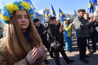 Una niña con una corona con los colores de la bandera ucraniana asiste a un mitin del partido derechista Svoboda (Libertad) en Kiev