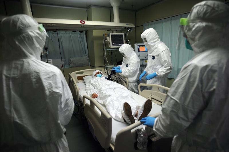 Personal médico durante un simulacro por una posible emergencia por contagio de ébola en el hospital de Guangzhou, China 