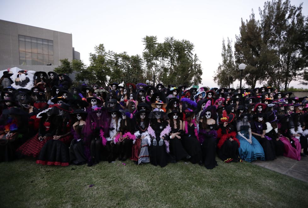 Tec de Monterrey rompe Récord Guinness con 373 catrinas. 