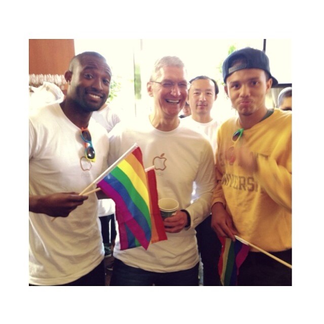 Tim Cook y un par de empleados de Apple en la Marcha del Orgullo Gay de San Francisco