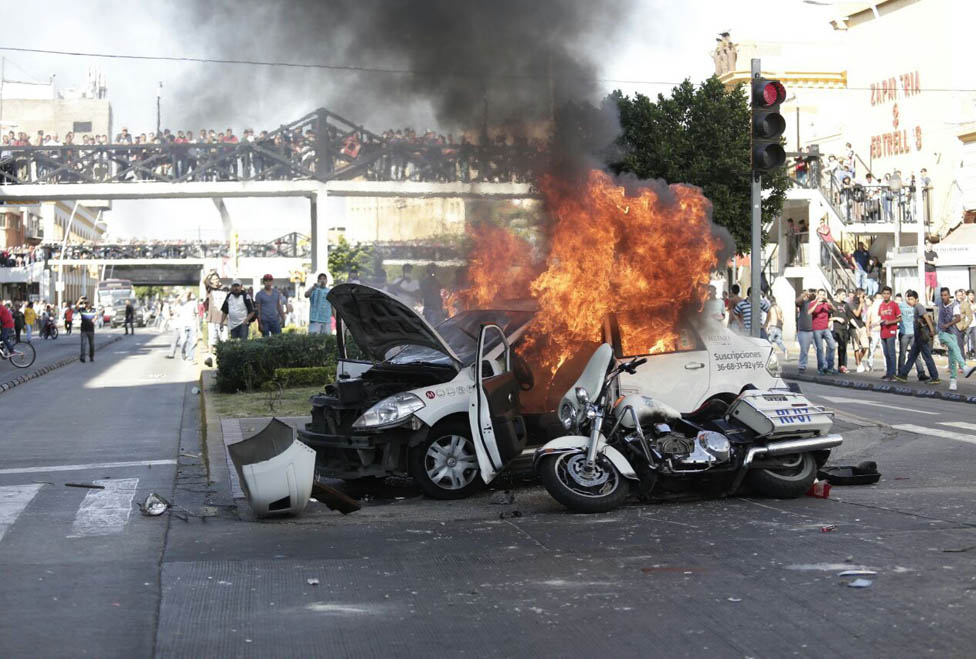 El vehículo de Notivox fue incendiado por los manifestantes