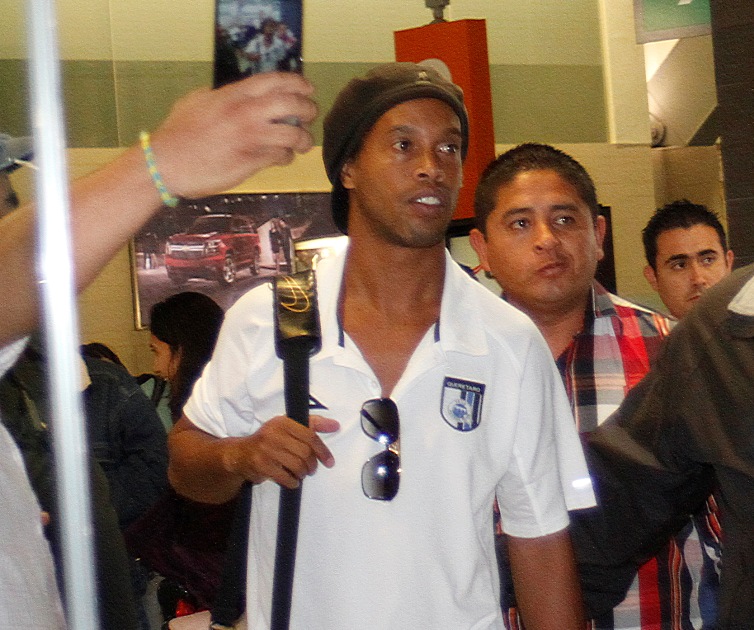 Ronaldinho en su llegada a la ciudad de Monterrey.