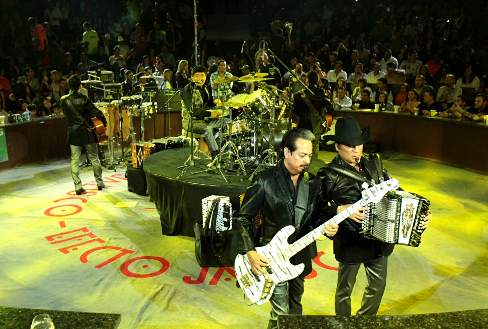 Durante todo el show, los integrantes se acercaron para recibir abrazos y besos de las mujeres.