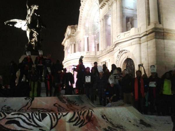 Comunidad artística se manifiesta en Bellas Artes en apoyo a normalistas de Ayotzinapa