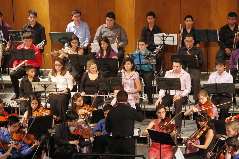 Bajo la dirección del maestro Ethan Eager, la orquesta compuesta por jóvenes talentos abrió su concierto de otoño, "Danzas y Marchas".