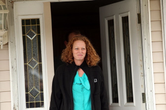 Kaci Hickox sale de su casa en Fort Kent, Maine, para hacer una declaración a los medios de comunicación